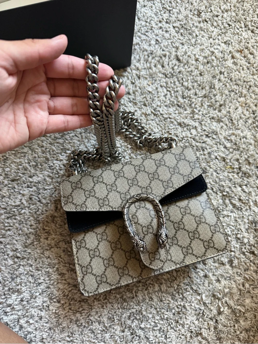 Gucci signature gg
